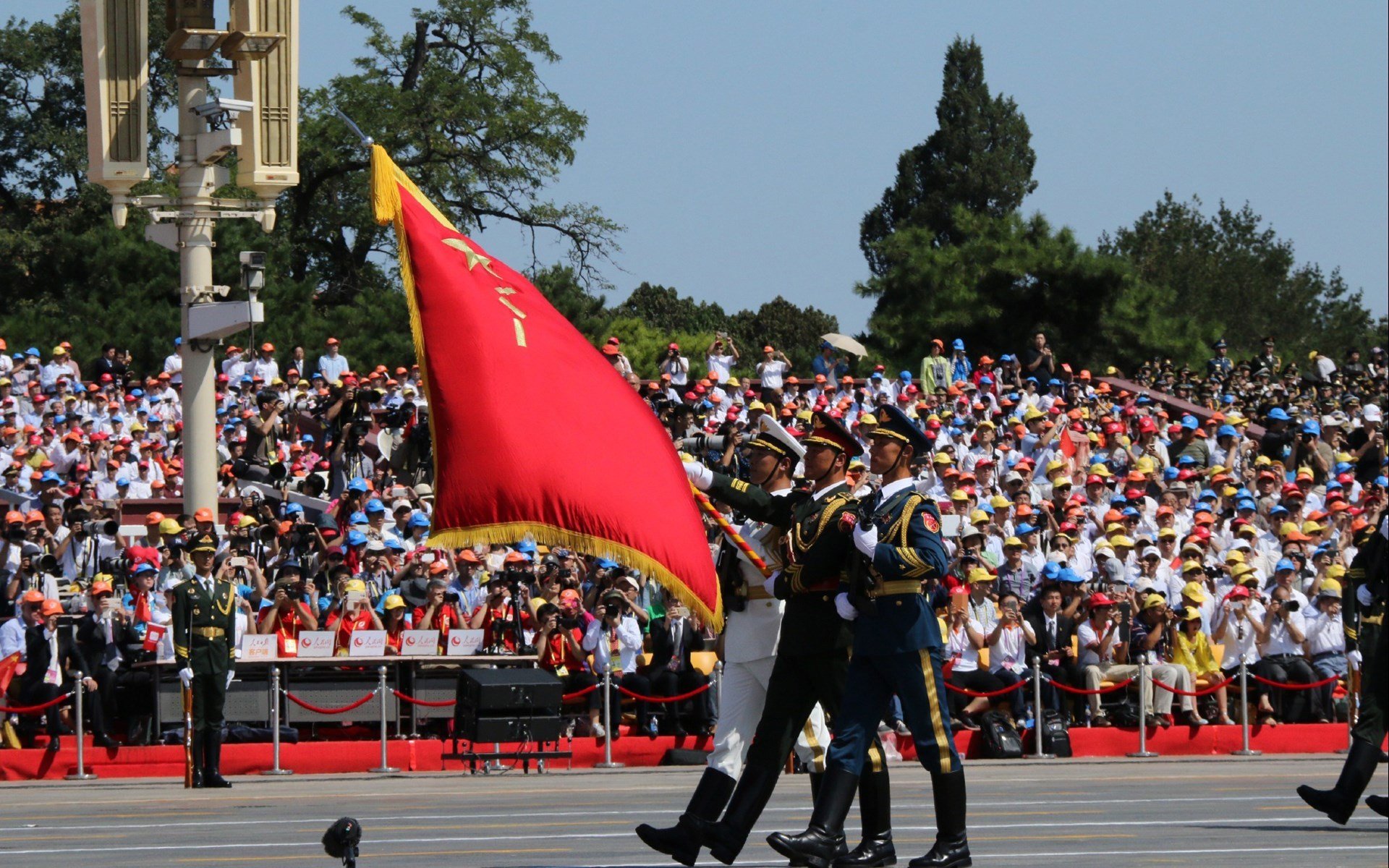 西甲裁判吹罚尺度变化对比赛节奏的微观影响分析，足球裁判吹哨视频